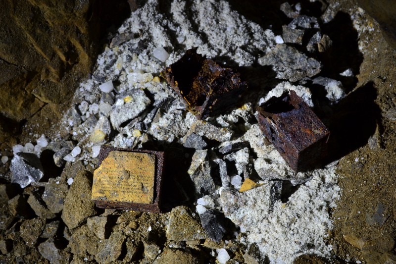 DSC_0683.JPG - More detonator boxes, one with instructions.