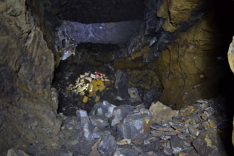DSC_0686.JPG - Top of the Great Limestone workings. More hanging death.