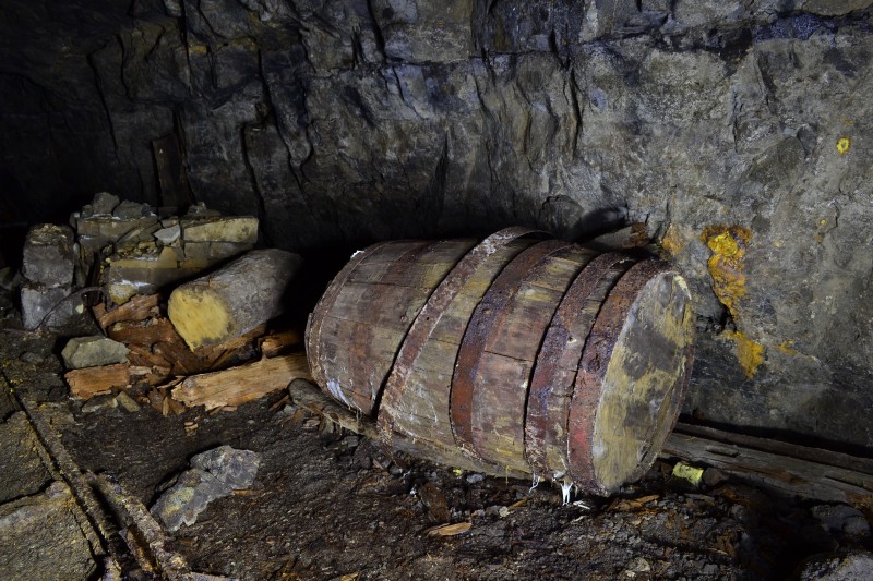 DSC_0695.JPG - Barrel nearthe stone dressed sump.