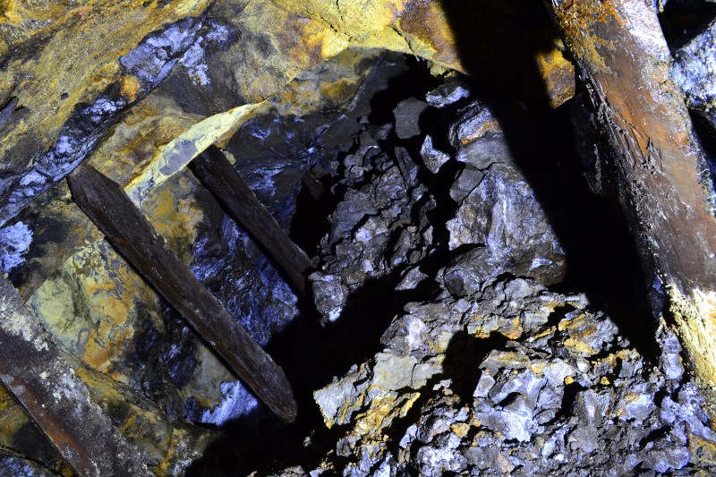 DSC_0703.JPG - Collapsed hopper and manway in the crosscut.