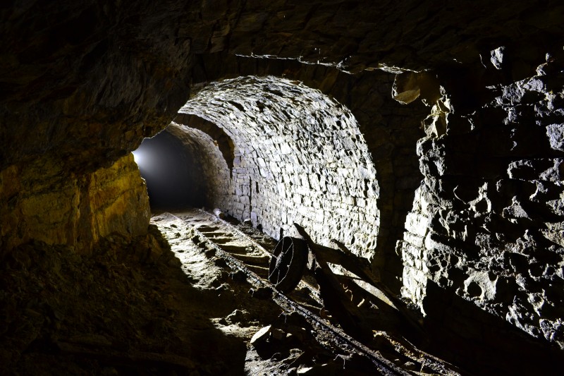 DSC_0729.JPG - Wide area of the horse level with the heaved up rail tracks.