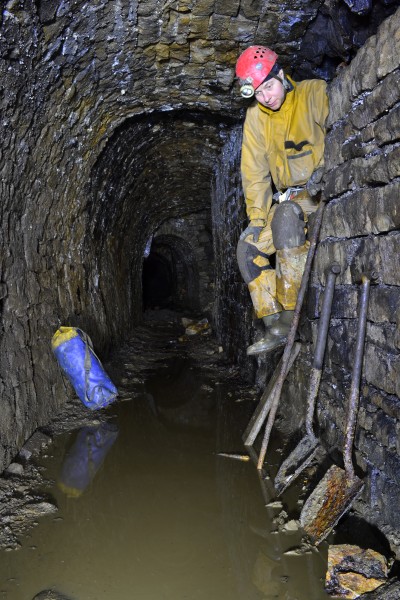 DSC_0733.JPG - Selection of modern and old tools, just before the junction with Hardshins Vein, looking westwards.