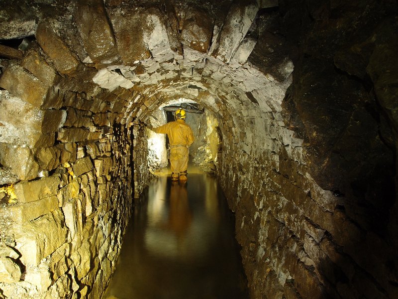 PB124708.JPG - Past the flag / crosscut junction.