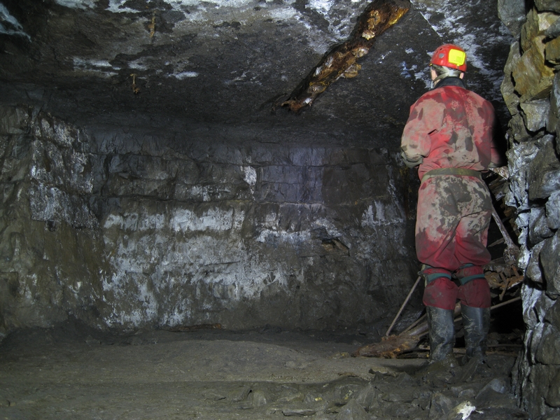 IMG_5343.JPG - The whimsey chamber, with view of top bearing support.