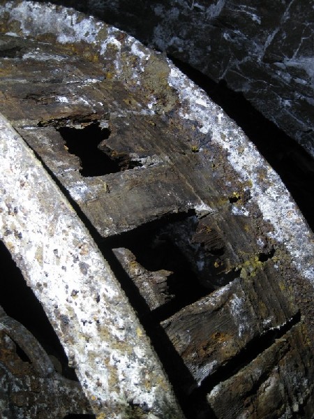 Img_5337.jpg - Rope or cable marks on the wooden drum.