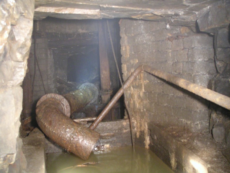 rg_breweryshaft4.jpg - The sluice and the main pipe going down the shaft, you can also see the passage that goes past the shaft in the background.