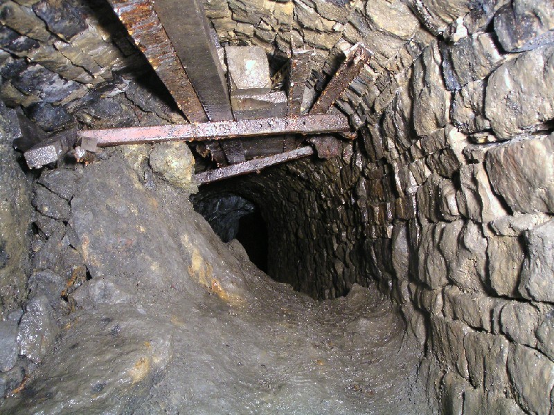 rg_scaleburn_collapse.jpg - Just past the whimsey chamber, along the main passage is a collapse that has been dug out.