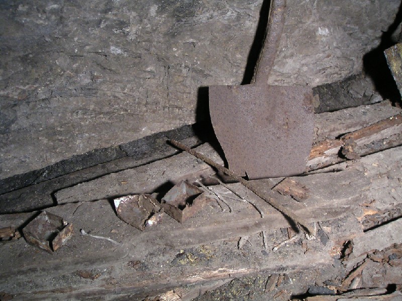 rg_scaleburnartifacts1.jpg - Artifacts on Scaleburn Vein, detonator boxes, fuses, scraper and a shovel.