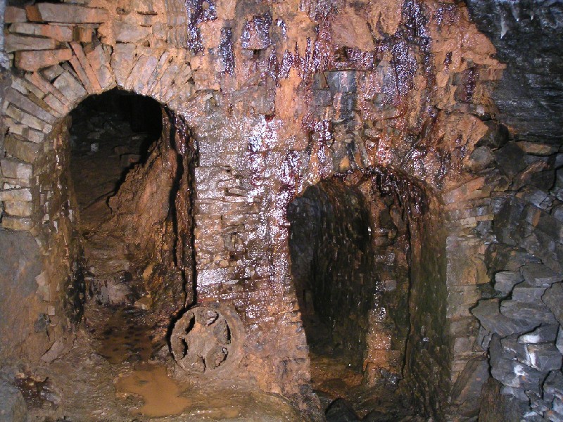 rg_topofsteps2.jpg - Top of the stairs, you come up and out of the right hand passage.