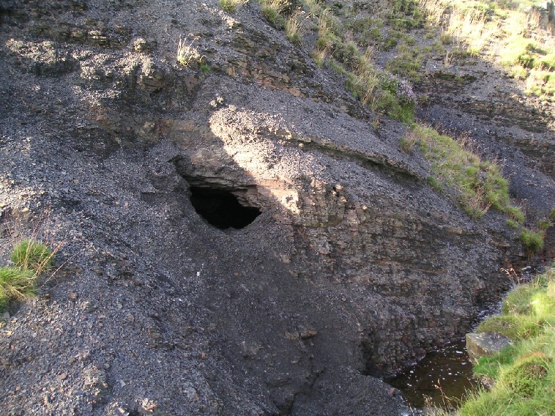 fs_2nd_entrance2.jpg - The back passage on the surface after digging.