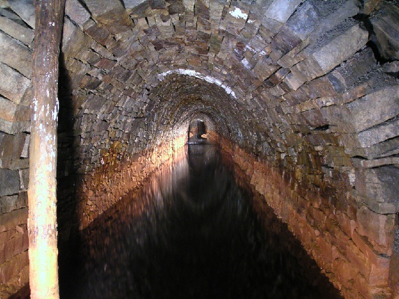 fs_entrancepassage1.jpg - This is as far as we went in, the passage is in good condition and very inviting - do we need help?