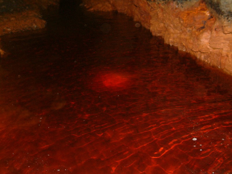 fs_ironstainedwater_entrancepassage.jpg - Before wading through and disturbing the water a quick picture was taken of the clear blood red water, this is an amazing sight - worth a quick pop in just for it.
