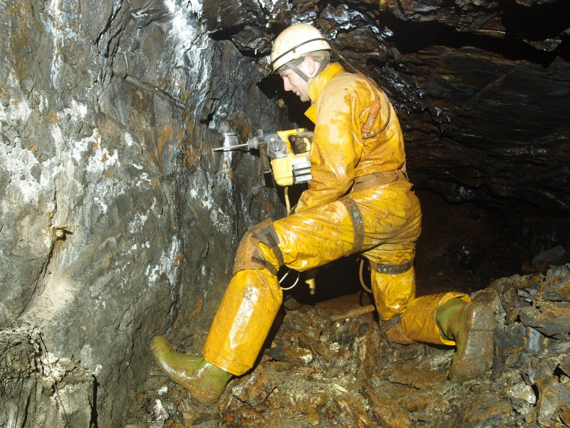 PA156767.JPG - Drilling the first hole for the anchors, Little Limestone workings.
