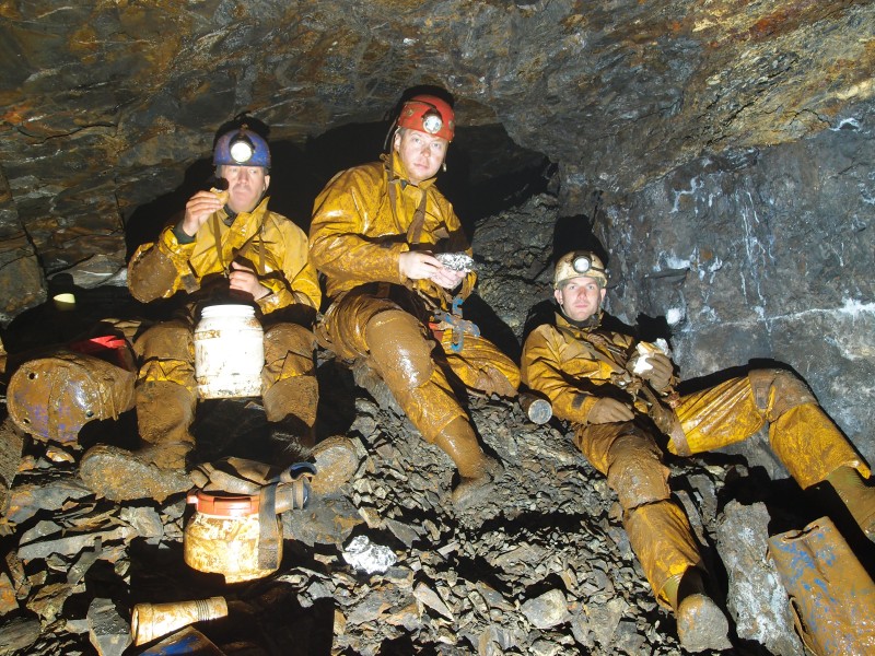 P8216670.JPG - Lunch in the Little Limestone workings.