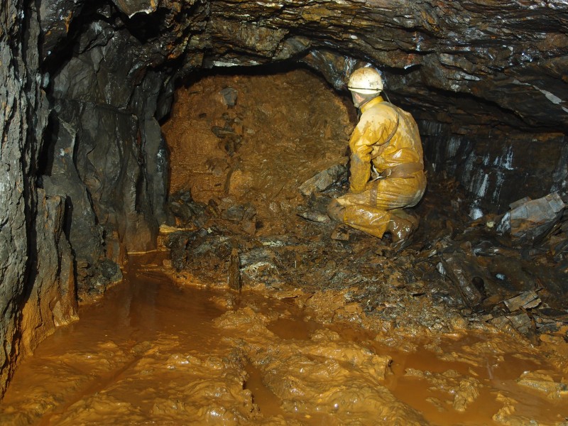 P8216674.JPG - Slope that gives entry into the Little Limestone workings. Above is the shale chamber and letterbox to the sump from the horse level.