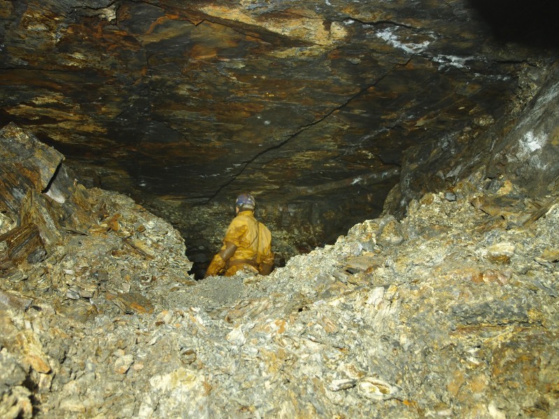 P8216675.JPG - Ian having a look in the east end of the workings, if only we had gone all the way!