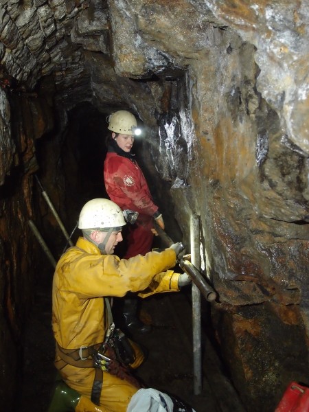 P7236139.jpg - Assembling the scaffolding.