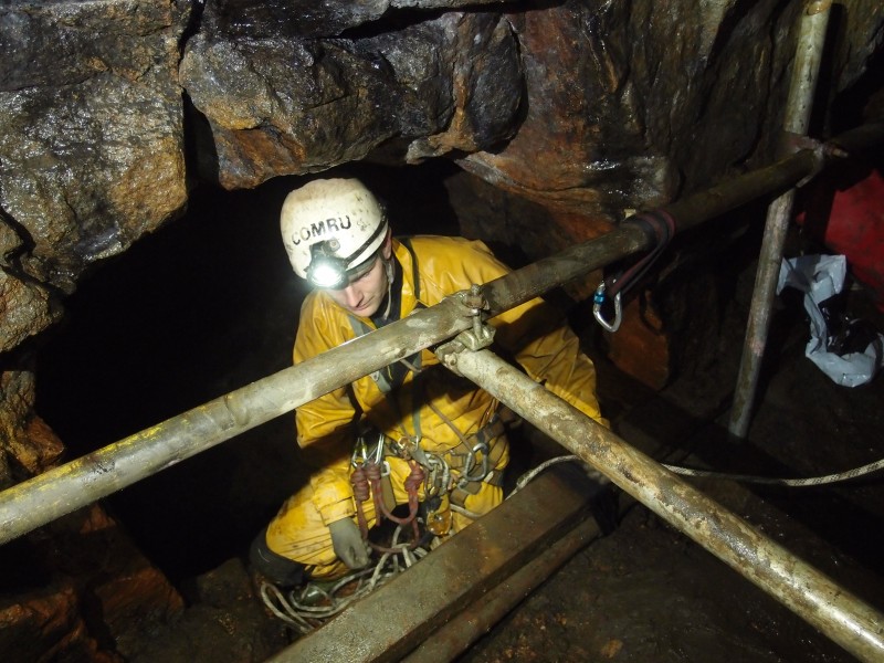 P7236148.JPG - Rigging up.