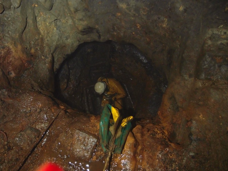 P7236153.JPG - Karli abseiling down.