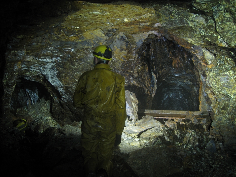 IMG_6158.JPG - At the end of the crosscut. Left is the way on along the Rampgill Sun Vein, right is the sump down.