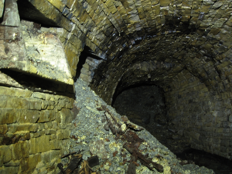 IMG_6167.JPG - The twin hopper arrangement in the horse level.