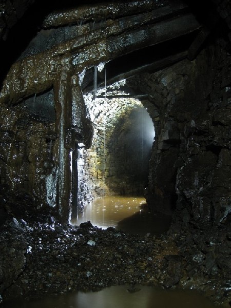 Img_6161.jpg - Wet hopper and manway.