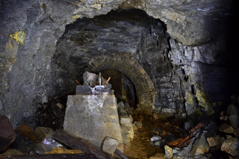 DSC_0890.JPG - Engine bed outside of No2 Shaft engine room. Photo by Karli.