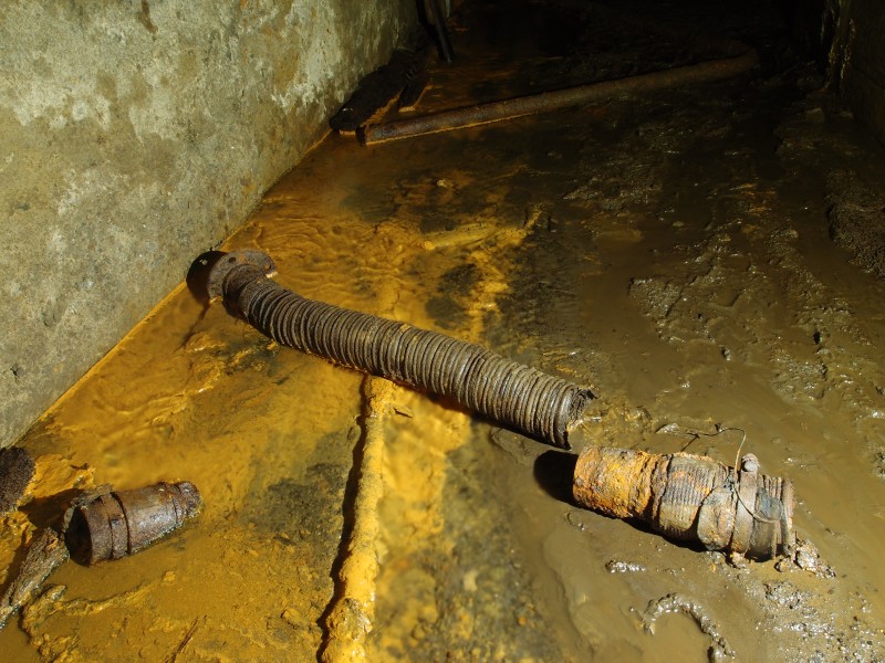 P5253038.JPG - Flexible coupler pipe, just before No1 Shaft.