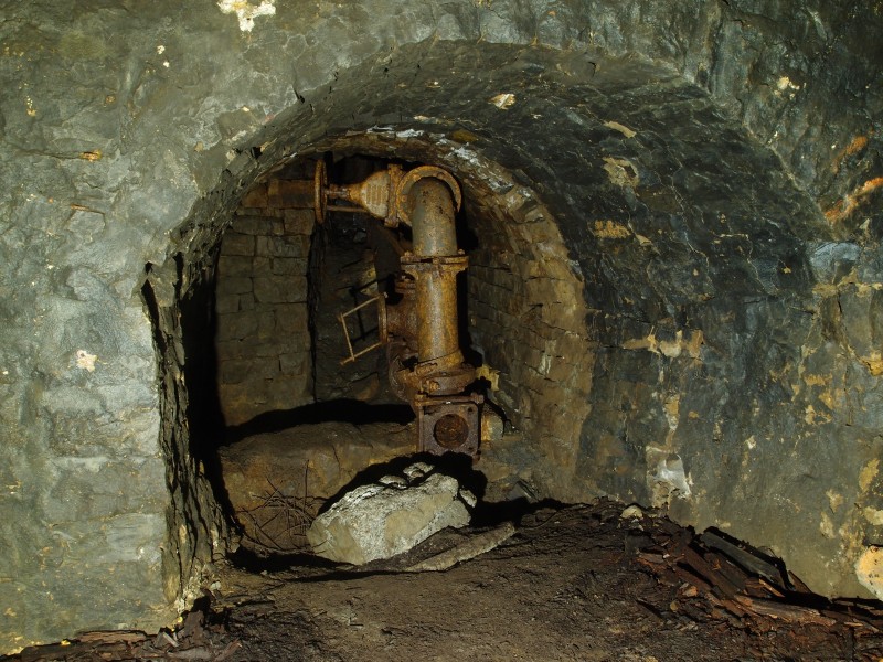 P5253060.JPG - Valves in alcove, pipes going up to Middle Level via rise. No2 Shaft engine room.