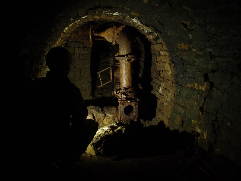 P5253062.JPG - Valves in alcove, pipes going up to Middle Level via rise. No2 Shaft engine room.