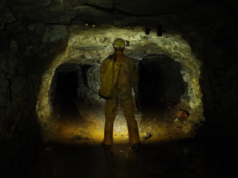 P5253089.JPG - Junction before the engine rooms. Left is to the No1 Shaft and the north east branch of Blackburn Level. Right is to the engine bed / south west branch of Blackburn Level.