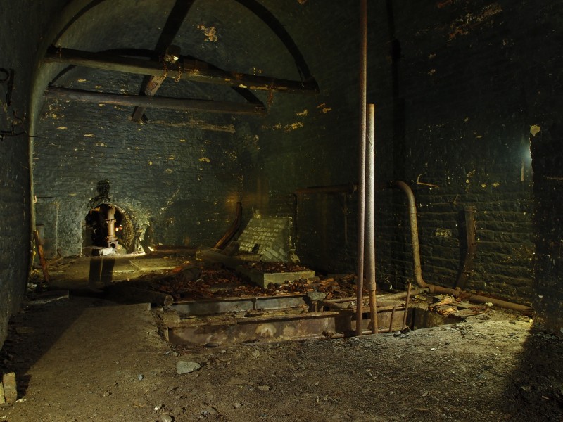 P5253105.JPG - No2 Shaft Engine room.