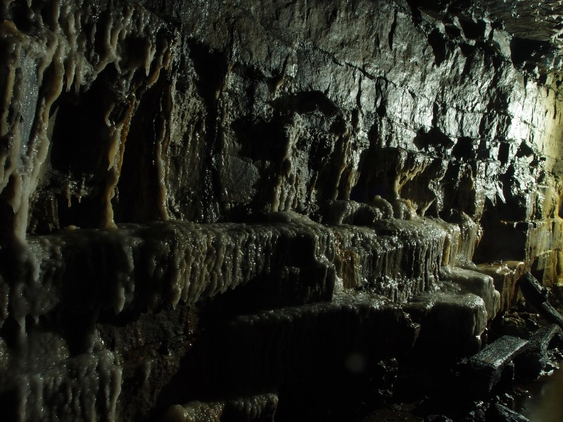 P5253123.JPG - Calcite flow on walls, Blackburn Level.