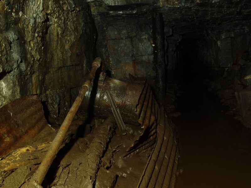 P5253128.JPG - Pipe, drum and sheet remains, Blackburn Level.