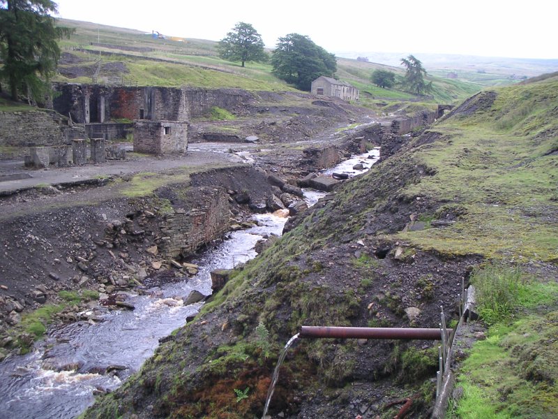 sh_buildings2.jpg - A view up the river towards the Barneycraig area. The drainage pipe is for Scraithole Low Level.