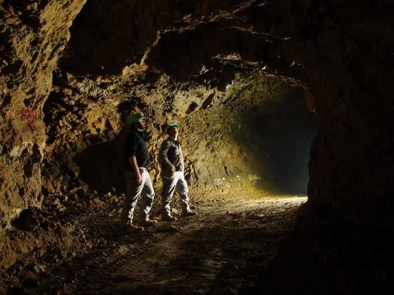 P6049359.JPG - Celso and Raff on the corner of the trial drive from the 1980's.