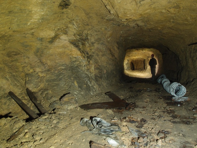 P6049366.JPG - Another exploritatory drive from the 1980's. Sump to the left and trunking in level.