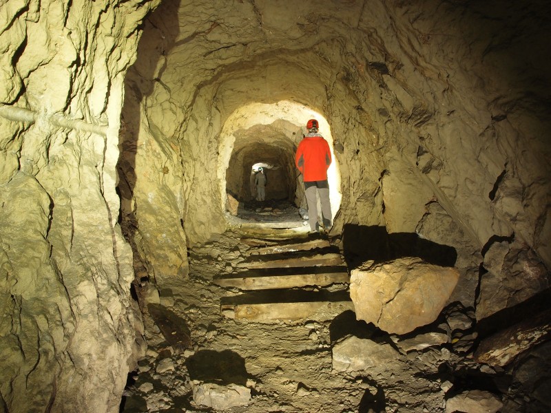 P6049368.JPG - Crosscut with sleepers between levels.