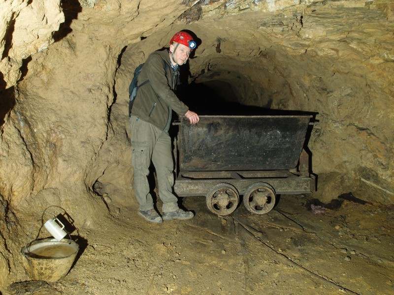P6049383.JPG - Tubs !!!!! At the bottom of the decline. This is from the 1950's. The mug bucket was used by the miners to collect drinking water. Apparently they always complained it made them very thirsty.