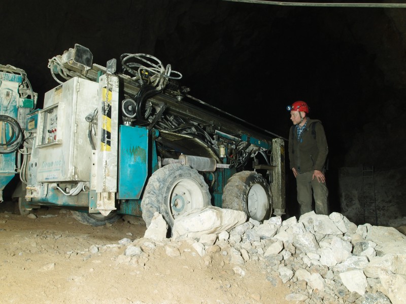 P6049407.JPG - Drilling machine.