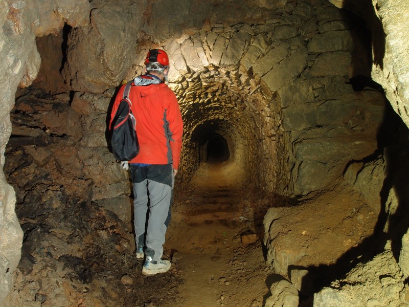 P6049415.JPG - Another section of stone arching in the 1920's level.