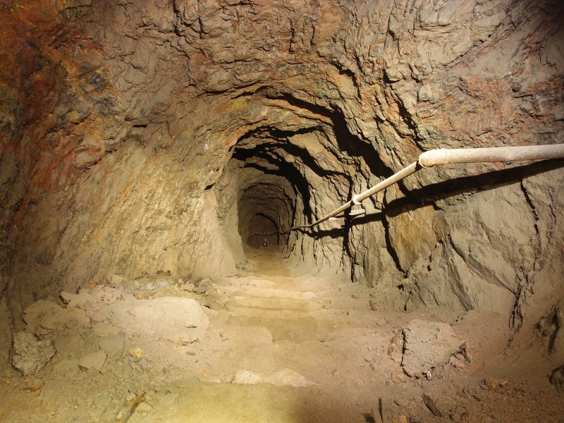 P6049417.JPG - 1920's level, steps connecting to the modern workings.