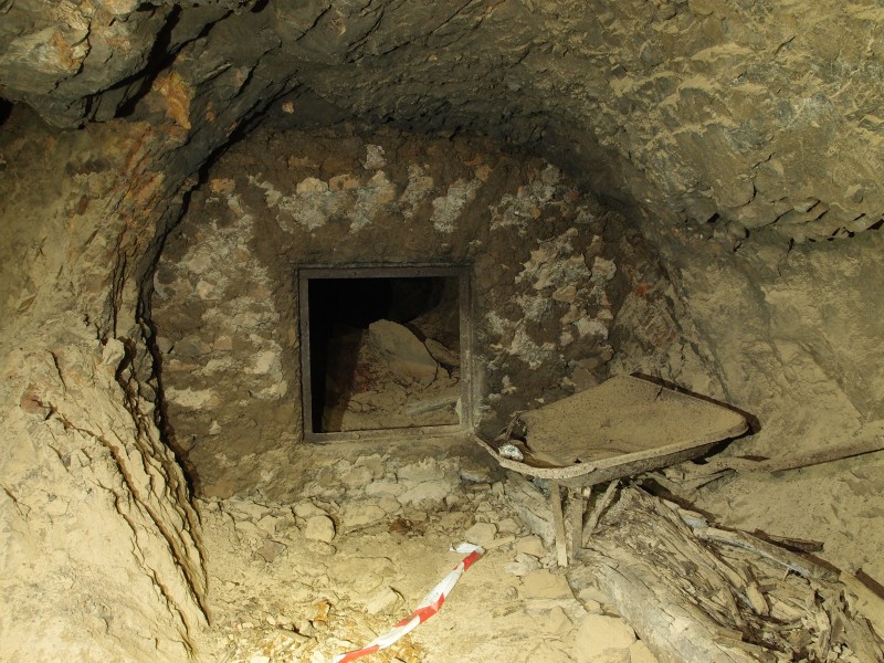 P6049419.JPG - Old explsoives store near the steps, 1920's level.