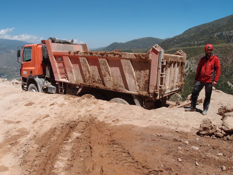 P6049425.JPG - Truck at the loading bay. There is a shear drop on the other side.