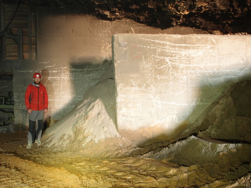 P6049429.JPG - Ore bings.