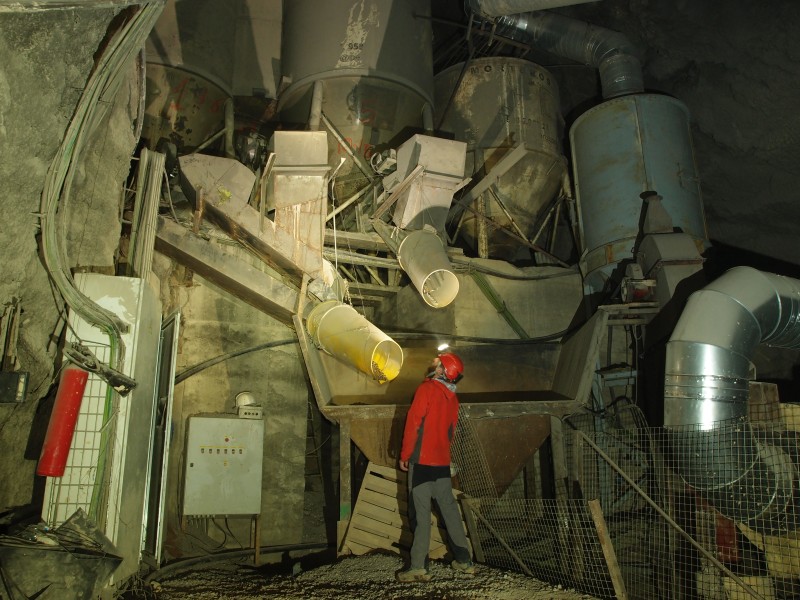 P6049431.JPG - Main plant chamber.