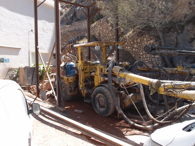 P6049463.JPG - Drilling rig in for service.