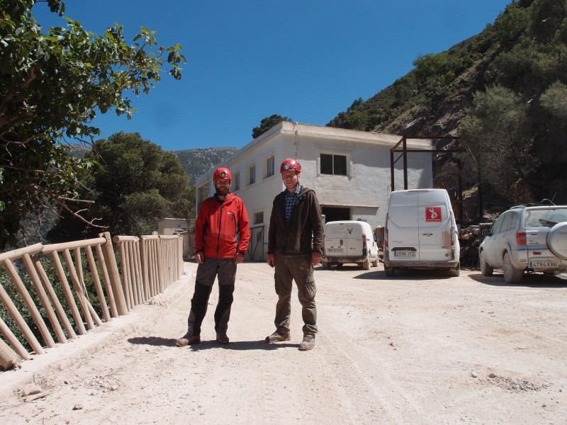 P6049466.JPG - Happy tourists.