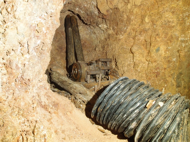 P6067745.JPG - Air ducting and winch for the incline opposite.