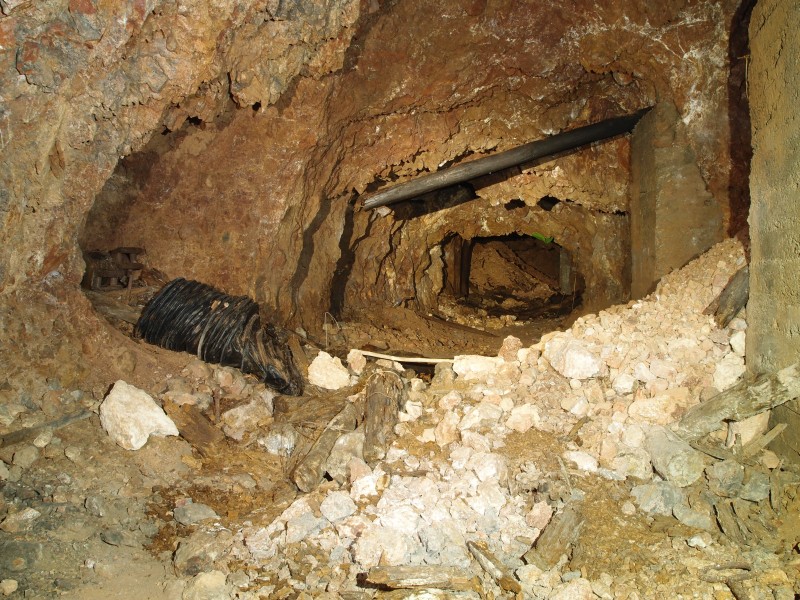 P6067747.JPG - Air ducting and winch for the incline opposite, way on.